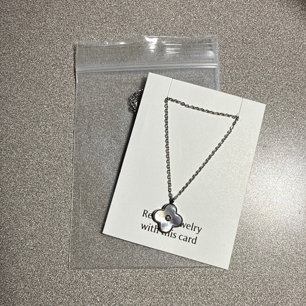 Women's Unbranded Silver Chain Necklace with White Clover Pendant, One Size